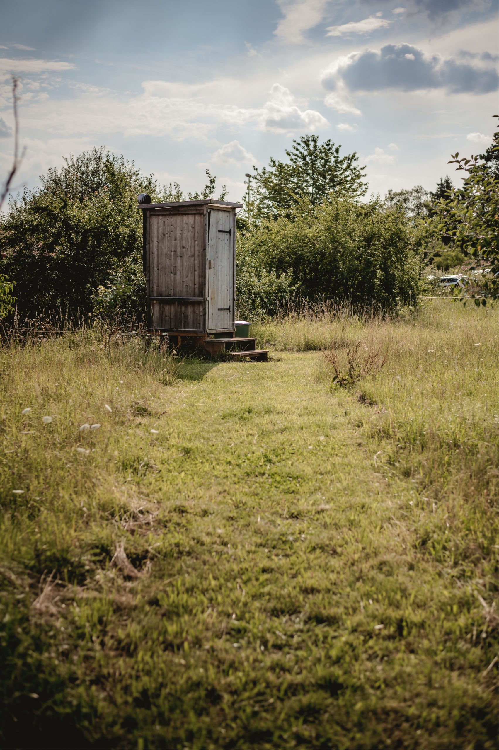 Schutzwagen am Rand der Wiese