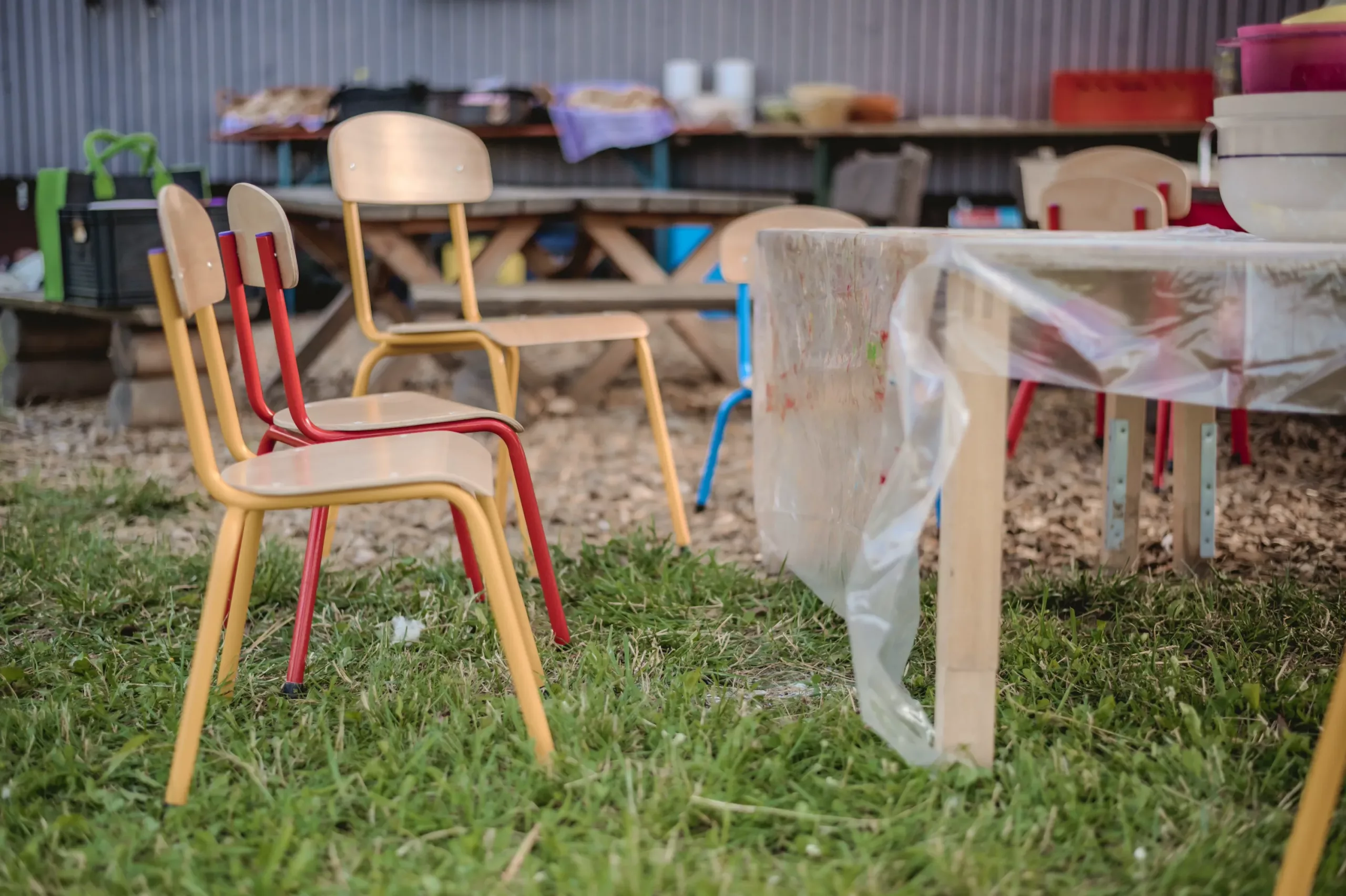 Kindertische und Stühle im Freien